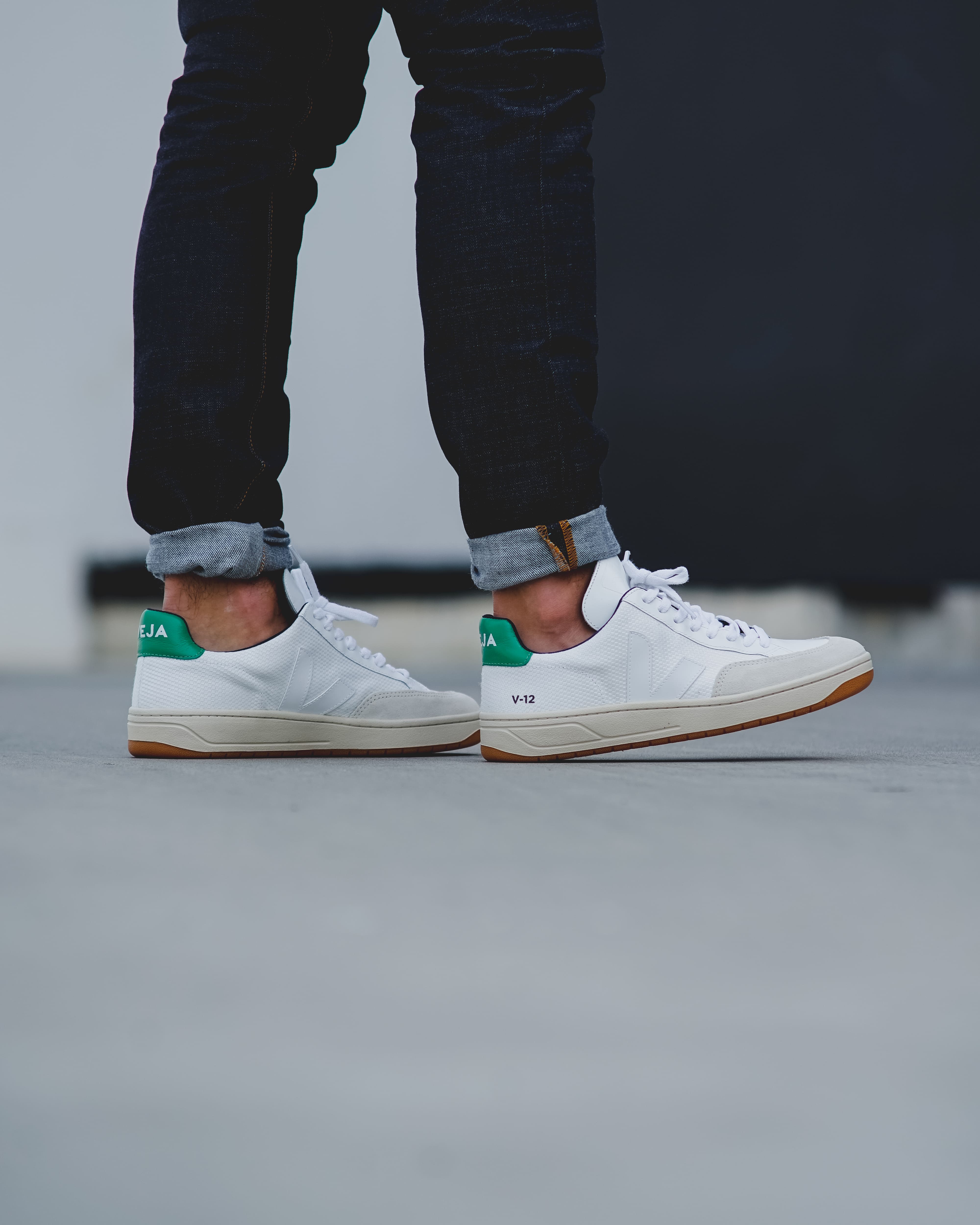 chaussures de la marque veja portee par un homme pour les social media de neiwa