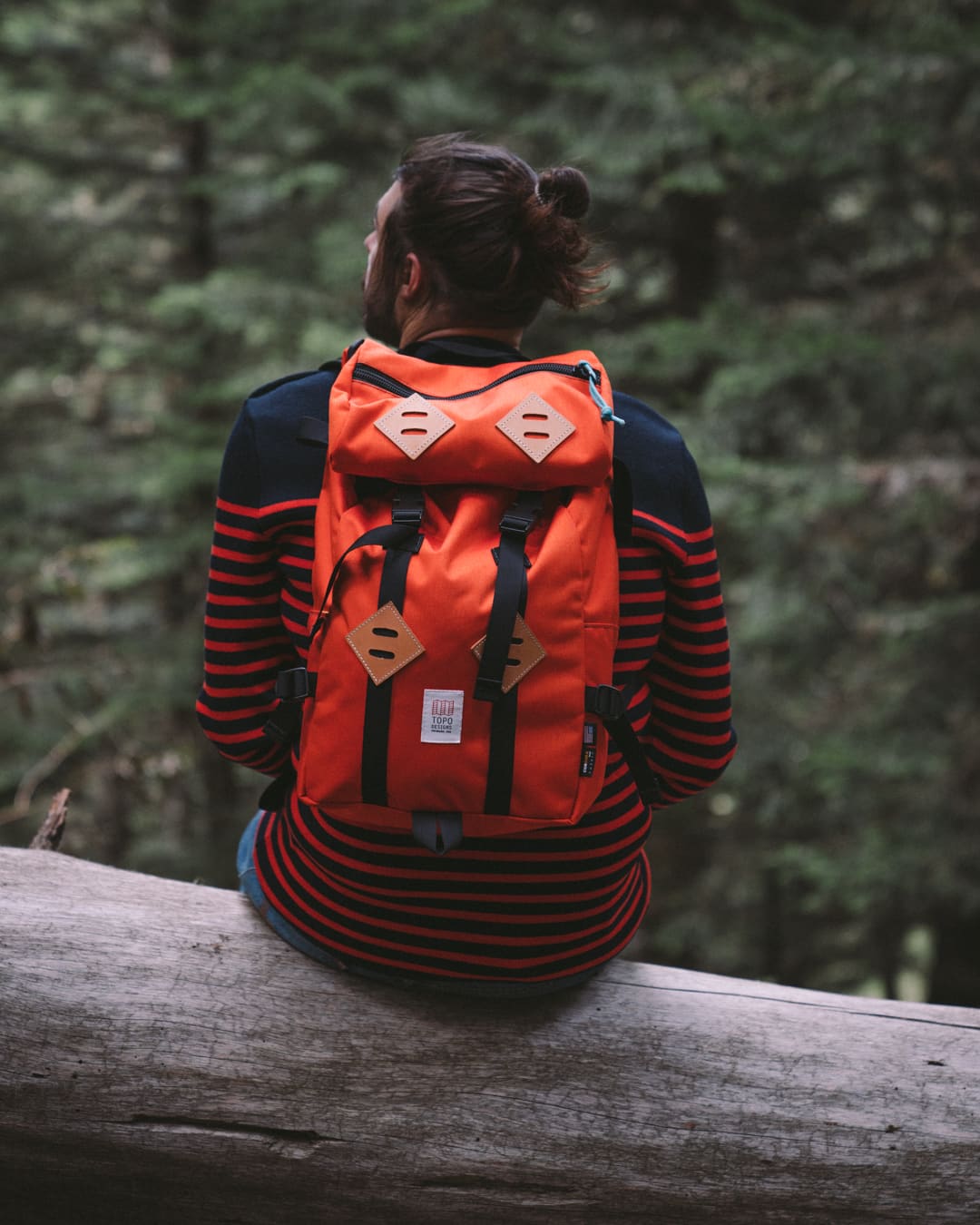 photo instagram d’un homme assis avec des vetements neiwa
